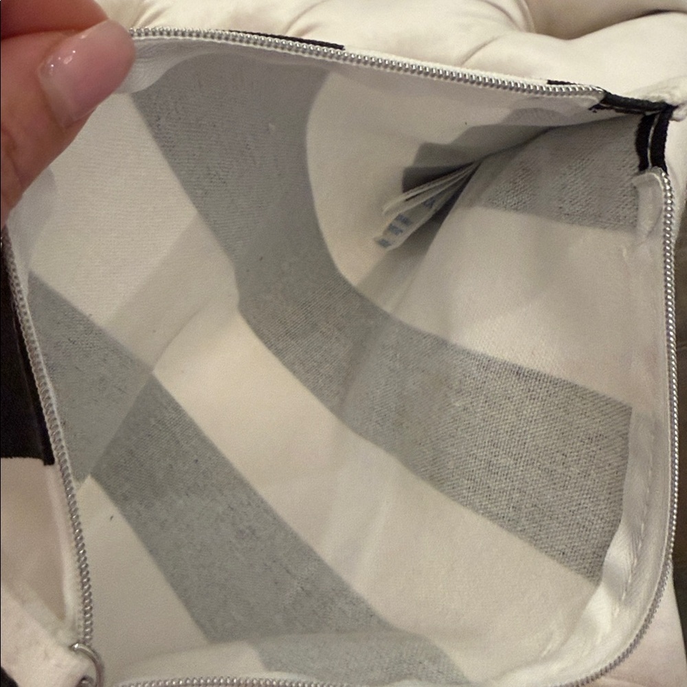 New With Tags Kérastase Cosmetic / Toiletry Bag - Picture 8 of 8